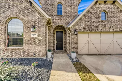 Exterior - 1121 7th St, Argyle, TX 76226 photo 2 of 4
