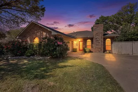 2212 Oak Bluff Dr, Flower Mound, TX 75028