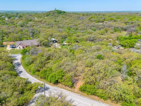 1000 Crazy Horse Trl, Burleson, TX 76028