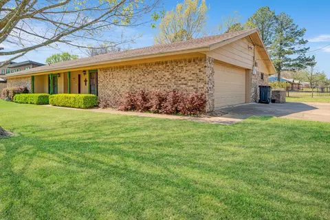 695 20th St NE, Paris, TX 75460
