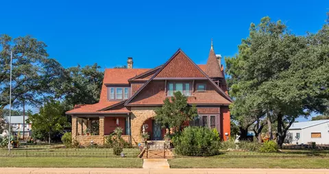 704 S Bridge St, Brady, TX 76825
