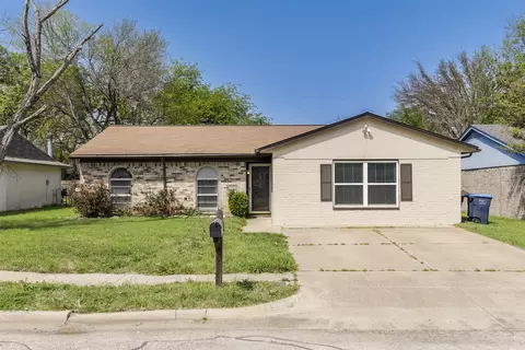 3813 Arnold Dr, Fort Worth, TX 76140