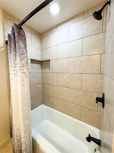 Bath - 1601 N 1st St, Haskell, TX 79521 photo 3 of 5