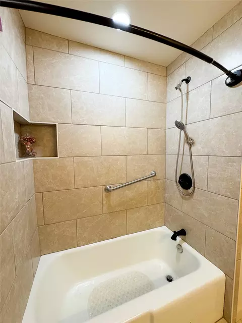 Bath - 1601 N 1st St, Haskell, TX 79521 photo 5 of 5