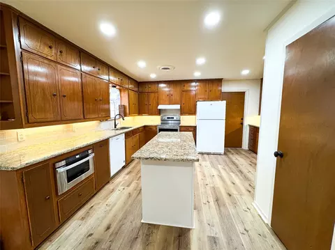 Kitchen - 1601 N 1st St, Haskell, TX 79521 photo 2 of 6