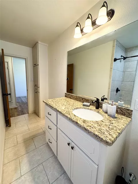 Bath - 1601 N 1st St, Haskell, TX 79521 photo 2 of 5