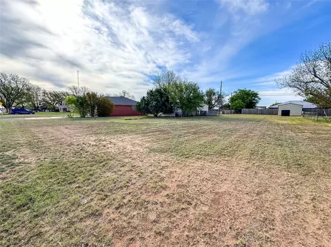 Exterior - 1601 N 1st St, Haskell, TX 79521 photo 6 of 7