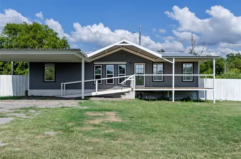 401 Barker St, Bowie, TX 76230