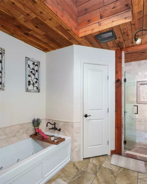 Bath - 7505 Patsy Ct, Arlington, TX 76016 photo 4 of 6