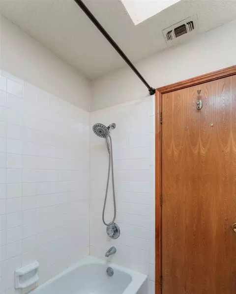 Bath - 7505 Patsy Ct, Arlington, TX 76016 photo 6 of 6