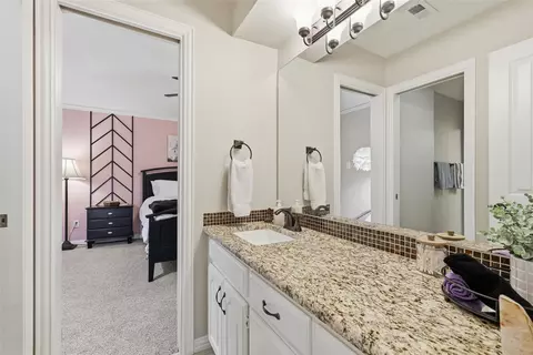 Bath - 601 Primrose Ct, Argyle, TX 76226 photo 5 of 7