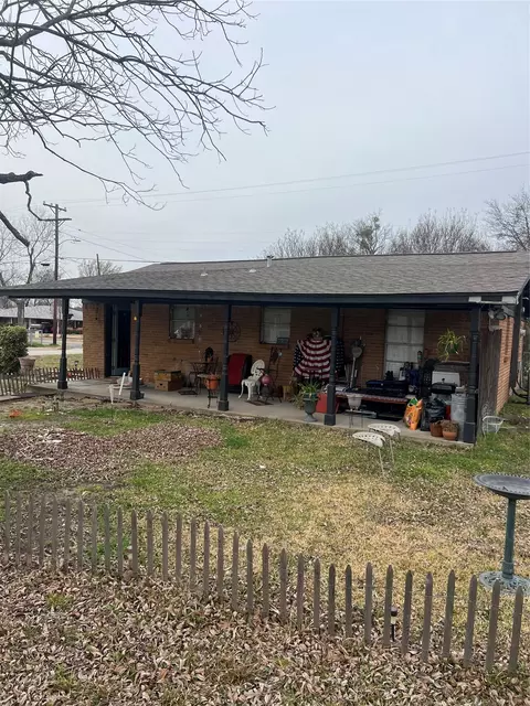 Exterior - 704 E 9th St, Kemp, TX 75143 photo 2 of 5
