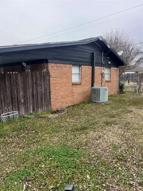 Exterior - 704 E 9th St, Kemp, TX 75143 photo 1 of 5
