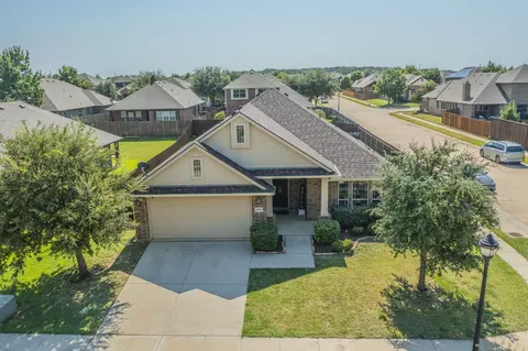 1104 Longhorn Dr, Aubrey, TX 76227