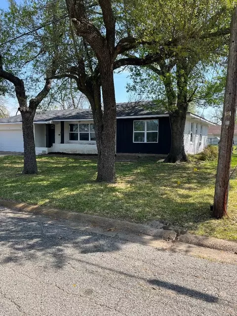 1204 Park Ave, Bonham, TX 75418