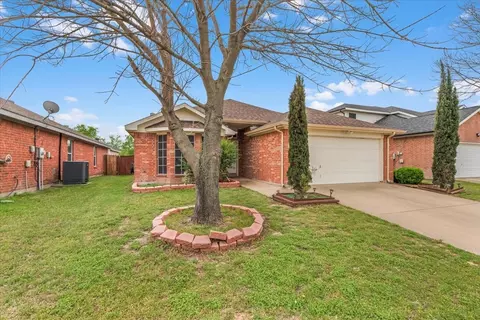 427 Cranbrook Ln, Grand Prairie, TX 75052