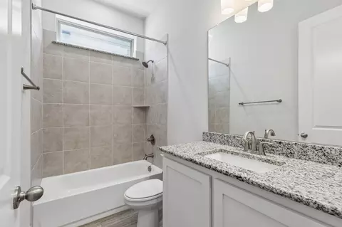 Bath - 1908 Roundtree Cir E, Aledo, TX 76008 photo 4 of 5