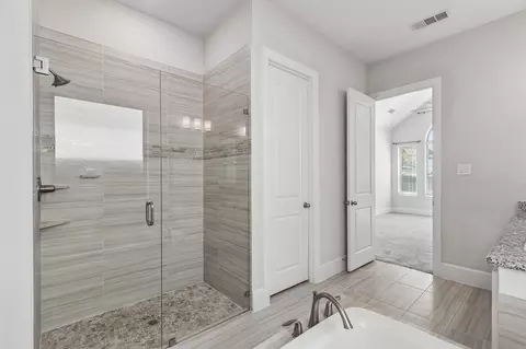 Bath - 1908 Roundtree Cir E, Aledo, TX 76008 photo 2 of 5