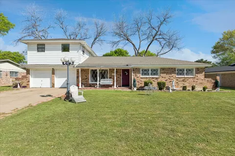 5705 Diamond Oaks Dr N, Haltom City, TX 76117