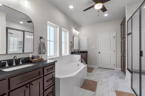 Bath - 399 Frederick Dr, Robinson, TX 76706 photo 2 of 5
