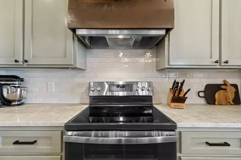 Kitchen - 399 Frederick Dr, Robinson, TX 76706 photo 3 of 5