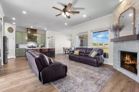 Living - 399 Frederick Dr, Robinson, TX 76706 photo 2 of 4
