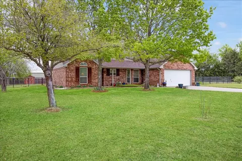 105 Mulberry Dr, Trenton, TX 75490
