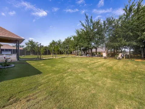 102 White Oak Dr, Krugerville, TX 76227
