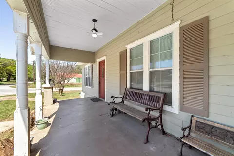 Exterior - 601 E Ross Ave, De Leon, TX 76444 photo 6 of 9