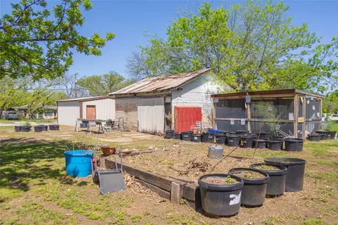 Exterior - 601 E Ross Ave, De Leon, TX 76444 photo 8 of 9