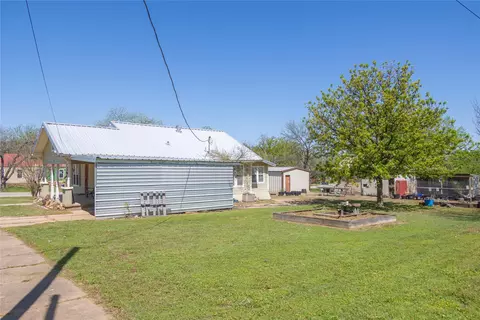 Exterior - 601 E Ross Ave, De Leon, TX 76444 photo 7 of 9