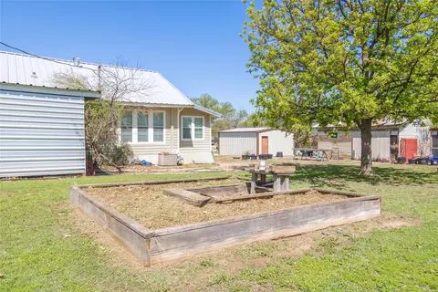 Exterior - 601 E Ross Ave, De Leon, TX 76444 photo 3 of 9