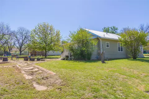 Exterior - 601 E Ross Ave, De Leon, TX 76444 photo 4 of 9