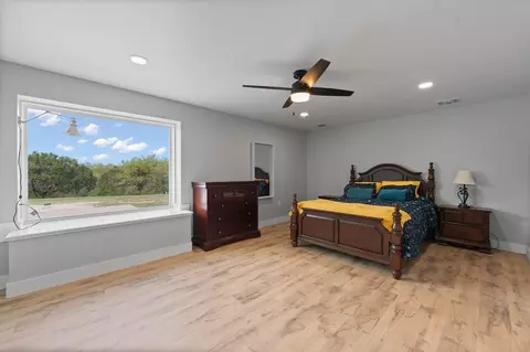 420 Overlook Dr, Cleburne, TX 76033