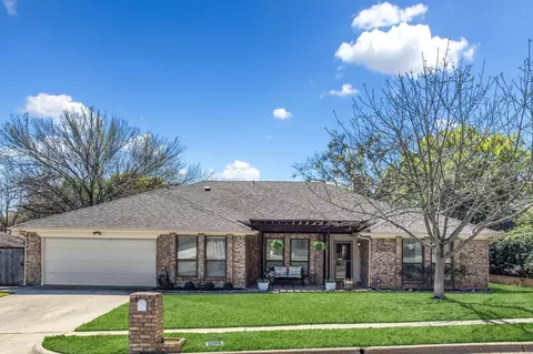 903 Forest Trail Ct, Euless, TX 76039