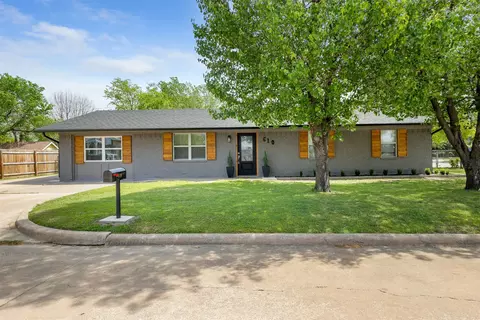 610 S 10th St, Sanger, TX 76266