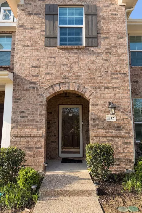 1242 Alamo Dr, Lewisville, TX 75077