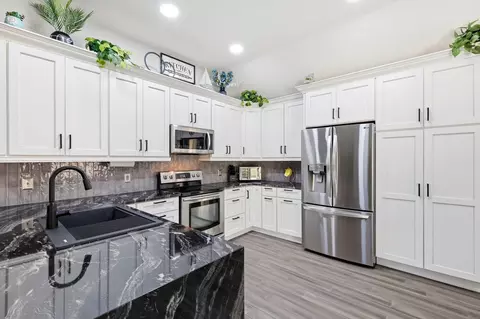 Kitchen - 1711 Copper Leaf Dr, Corinth, TX 76210 photo 2 of 4