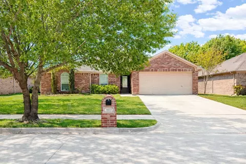 933 Sherry Ln, Saginaw, TX 76179