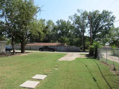 Exterior - 1402 Walnut St, Commerce, TX 75428 photo 2 of 4