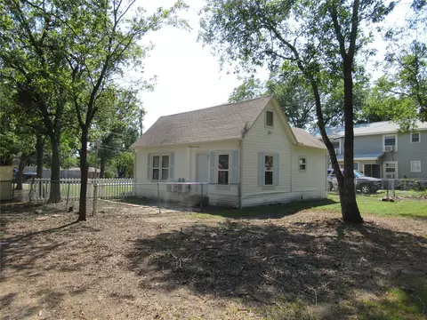 Exterior - 1402 Walnut St, Commerce, TX 75428 photo 3 of 4