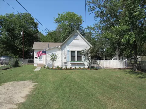 Exterior - 1402 Walnut St, Commerce, TX 75428 photo 4 of 4