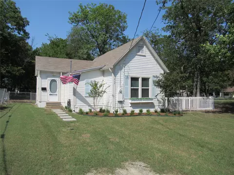 1402 Walnut St, Commerce, TX 75428