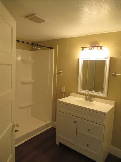 Bath - 1402 Walnut St, Commerce, TX 75428 photo 1 of 1