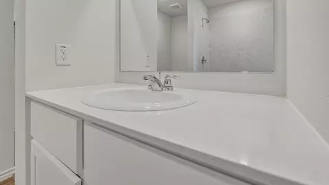 Bath - 1921 Glory Dr, Bonham, TX 75418 photo 3 of 4