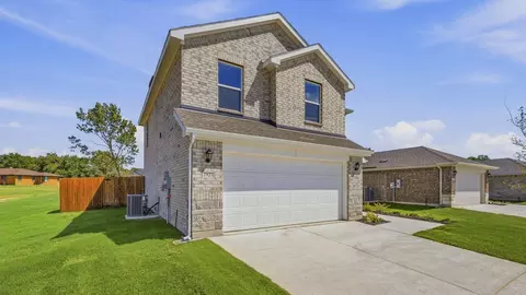 Exterior - 1921 Glory Dr, Bonham, TX 75418 photo 3 of 6