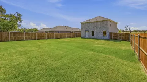 Exterior - 1921 Glory Dr, Bonham, TX 75418 photo 5 of 6