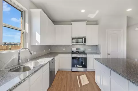 Kitchen - 3111 Hawkview Dr, Cleburne, TX 76031 photo 2 of 4