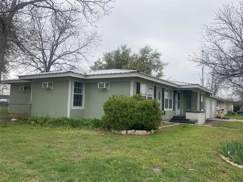 Exterior - 807 Gantt St, Bangs, TX 76823 photo 3 of 8