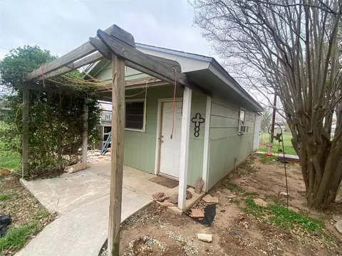 Exterior - 807 Gantt St, Bangs, TX 76823 photo 7 of 8